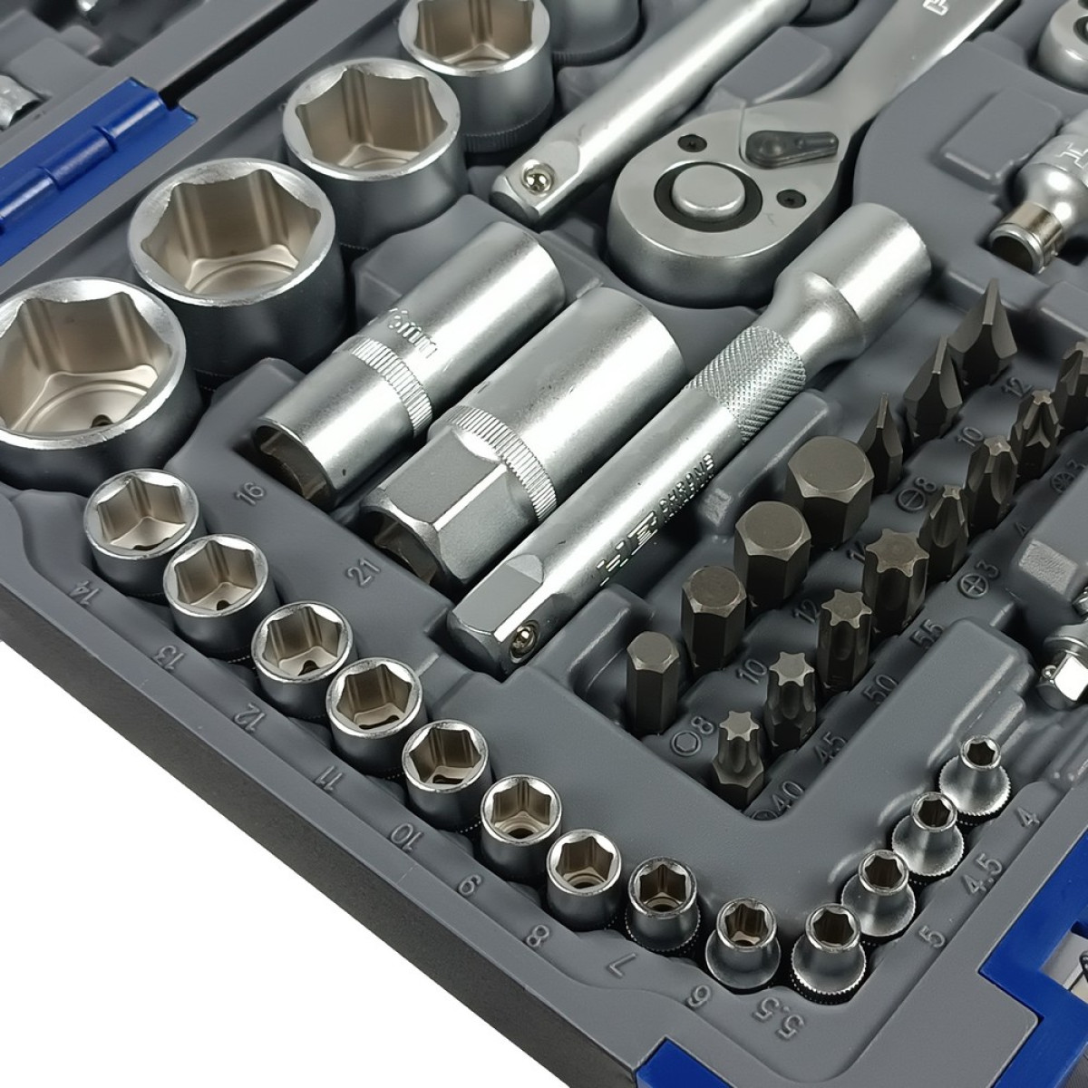 Набір інструментів професійний 1/4" і 1/2" 82 од. Haisser BLACK 70253