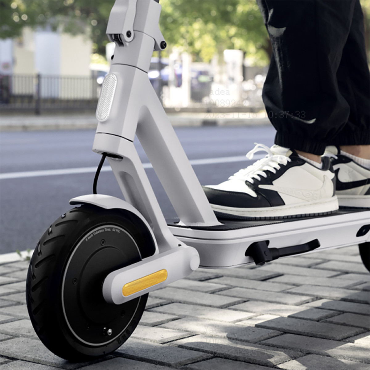 Самокат акумуляторний Yadea Artist сірий