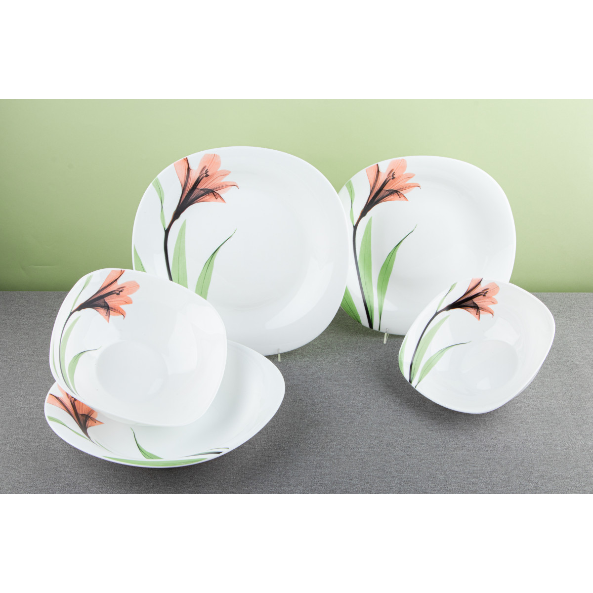 Тарілка десертна V-215Spl Рожева лілія square Vittora 215 мм