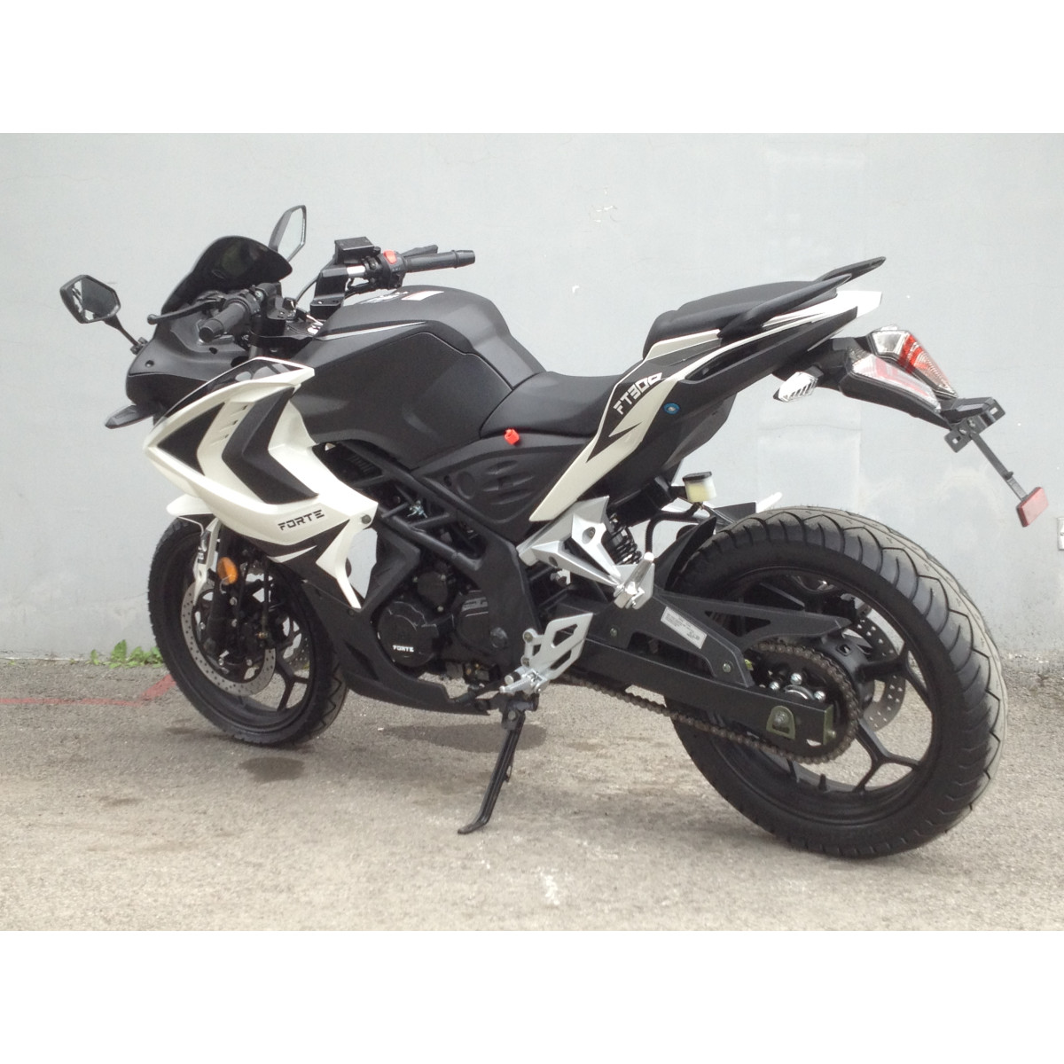 Мотоцикл FT300-R1 Forte чорно-білий